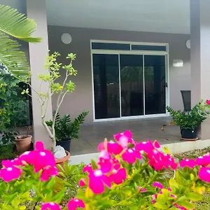 https://lokai-house.frenchpolynesia-hotels.com